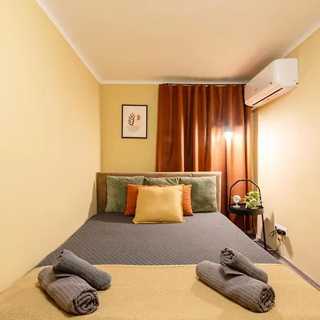 Lively Downtown Haven *