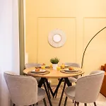 Lively Downtown Haven Apartament