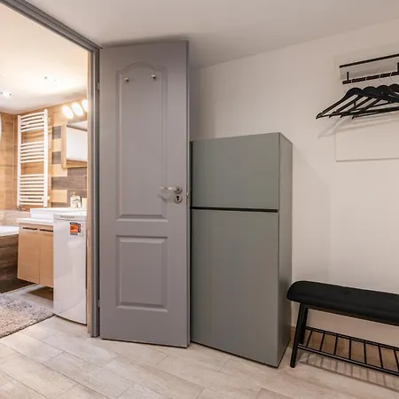 Lively Downtown Haven Apartament *