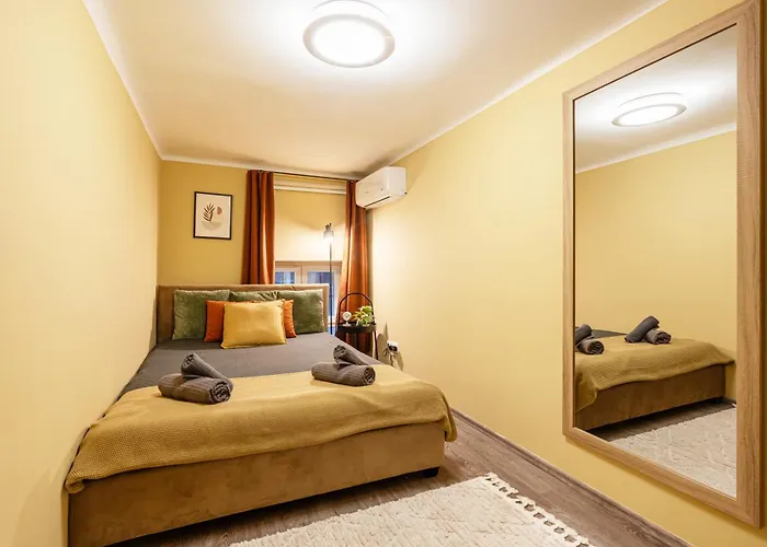 דירה Lively Downtown Haven