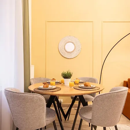 Lively Downtown Haven Apartament